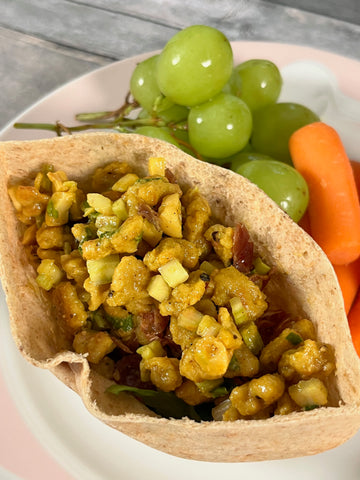 Pita wrap with vegan curry (not) chicken salad